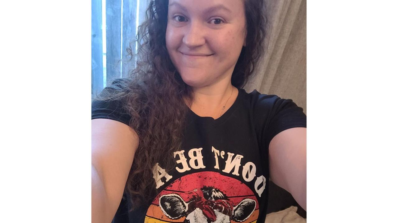 Selfie of Melyssa in black t-shirt